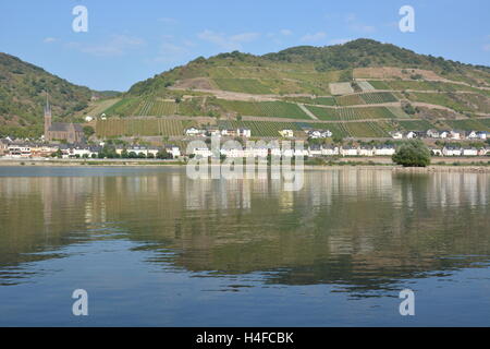 Lorchhausen, Allemagne - 16 septembre 2016 - Belle ville Lorchhausen au Rhin avec des réflexions dans l'eau Banque D'Images