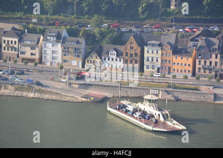 Saint- Goar, Allemagne - 15 septembre 2016 - Ferry en face de Saint Goar en allemand de la vallée du Rhin Banque D'Images