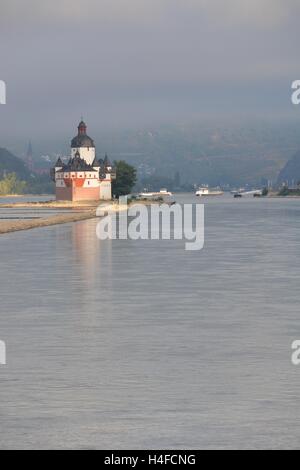 Lorchhausen, Allemagne - 17 septembre 2016 - Très beau château Pfalzgrafenstein près de Kaub en Rhin pendant le lever du soleil Banque D'Images