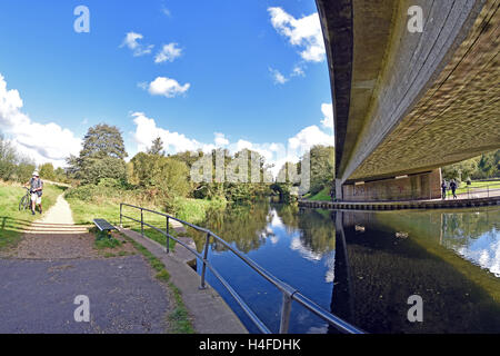 Mansbridge de sous un passage sous l'extrémité nord de Riverside Park, West End, Southampton, Hampshire, Angleterre. Banque D'Images