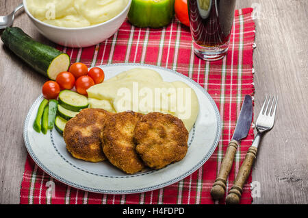 La viande hachée dans la chapelure, purée de pommes de terre et légumes Banque D'Images