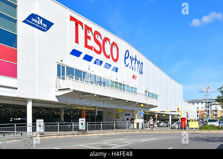 L'anglais Tesco magasin supplémentaire et 24 heures au-dessus des signes d'achats rez-de-chaussée couverte parking client pour les grands supermarchés du Royaume-Uni à Slough Berkshire ville uk Banque D'Images