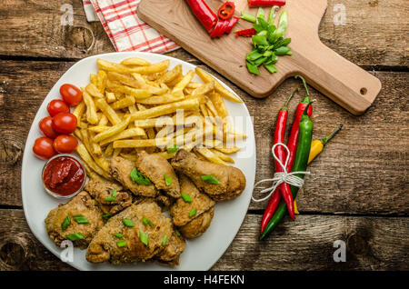 Poulet frit, frites et de chili trempette et oignons de printemps sur le dessus du repas Banque D'Images