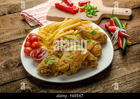 Poulet frit, frites et de chili trempette et oignons de printemps sur le dessus du repas Banque D'Images