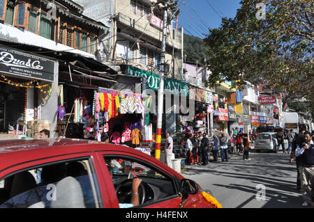 , Nainital Uttarakhand, Inde- Novembre 13, 2015 : de bons magasins, hôtels et bureaux de l'Agence de Voyage au Mall Road, Nainital, Uttarakhan Banque D'Images