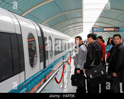 Passagers en attente d'administration Shanghai Maglev Train suspension,Shanghai, Chine, Asie Banque D'Images
