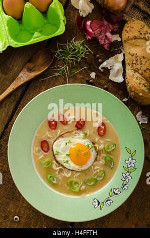 Soupe de pommes de terre maison au piment, oignon de printemps, microgreens et un œuf frit sur le dessus, l'indemnité forfaitaire Banque D'Images