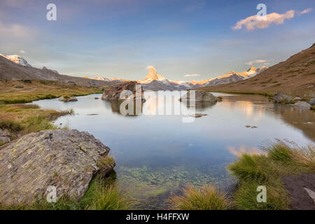 Lever du soleil sur le lac Stellisee au Matterhorn, Zermatt, Suisse. Banque D'Images