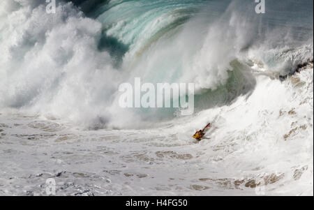 Extreme bodyboard à Waimea Bay sur la côte nord d'Oahu, Hawaii usa Banque D'Images