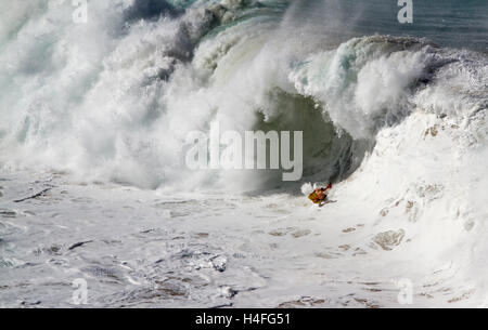 Extreme bodyboard à Waimea Bay sur la côte nord d'Oahu, Hawaii USA Banque D'Images