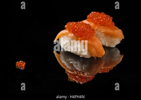 Sushi et caviar rouge sur noir acryle Banque D'Images