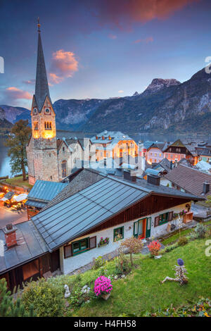 Hallstatt, Autriche. Image du célèbre village alpin de Hallstatt au cours de l'automne au coucher du soleil. Banque D'Images