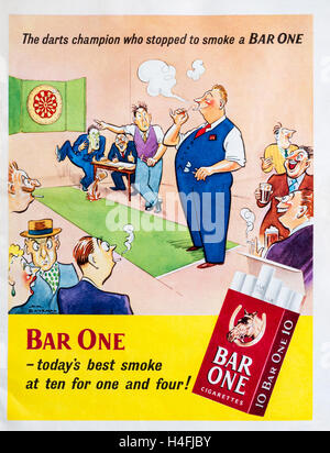 Une publicité dans une revue des années 50 avec une caricature de Bateman Bar publicité l'une des cigarettes. Banque D'Images