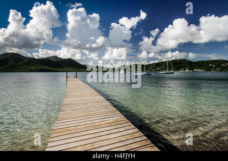 Voir d'English Harbour à partir d'une jetée de Freeman's Bay - Plage Galion, Antigua Banque D'Images