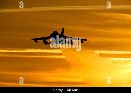 Royal Air Force Panavia Tornado Gr4 de la mise sous tension hors de RAF Marham au coucher du soleil Banque D'Images