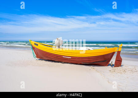 Bateau de pêche colorés sur la plage de sable de Debki, mer Baltique, Pologne Banque D'Images