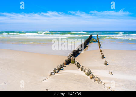 Les brise-lames sur la plage de sable de Debki village, mer Baltique, Pologne Banque D'Images