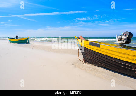 Bateaux de pêche colorés sur la plage de sable de la mer Baltique en Pologne, village Debki Banque D'Images