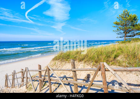 Entrée de belle plage de sable à Bialogora village côtier, mer Baltique, Pologne Banque D'Images