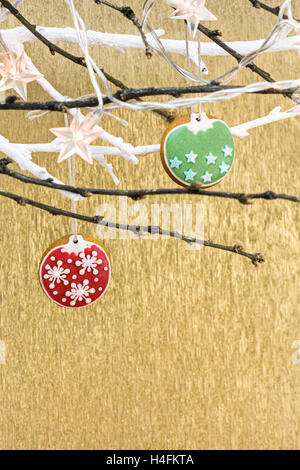 D'épices de noël décoration sur une branche d'arbre avec des lumières de Noël Banque D'Images