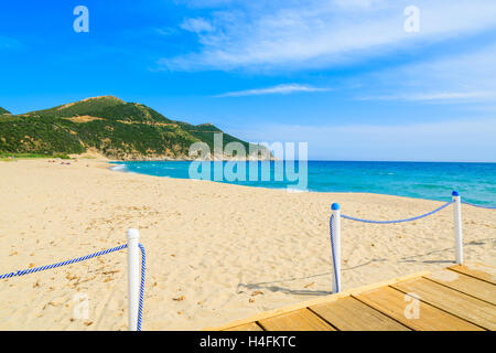 Poteaux blancs avec une corde de marquage Capo Boi plage de sable, l'île de Sardaigne, Italie Banque D'Images