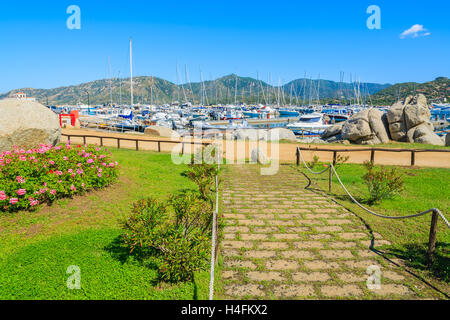 Espace vert à Porto Giunco yacht marina avec de nombreux bateaux ancrés, Sardaigne, île, Italie Banque D'Images