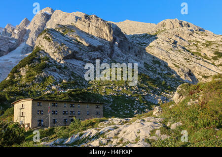 Rifugio refuge alpin Galassi à Monte Antelao massif de montagne. Les Dolomites. Veneto. Alpes italiennes. L'Europe. Banque D'Images