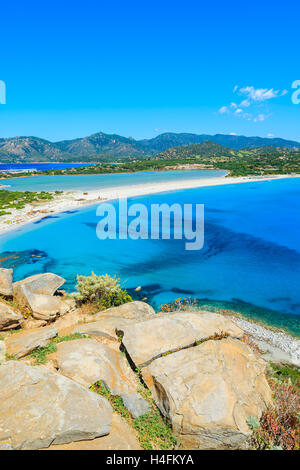 Vue sur une baie magnifique avec la mer d'azur à partir du haut d'une colline, Villasimius, Sardaigne, île, Italie Banque D'Images