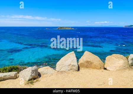 Roches sur l'île de Sardaigne côte et mer infinie vue sur l'eau, Italie Banque D'Images