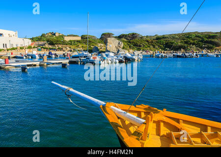 PORT DE PORTO GIUNCO, Sardaigne - Mai 27, 2014 : pêche amarrage bateau à Porto Giunco port. De nombreux pêcheurs bateaux d'ici et de vendre du poisson frais de restaurants dans le port. Banque D'Images