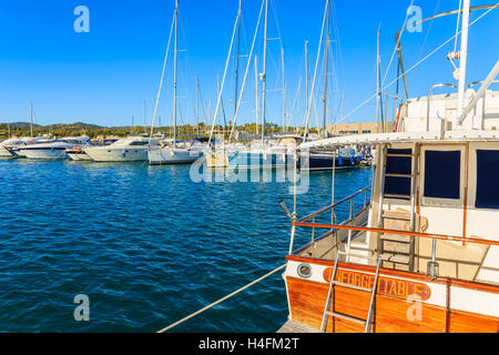 PORT DE PORTO GIUNCO, Sardaigne - Mai 27, 2014 : yacht bateaux amarre en PortoGiunco port. De nombreux touristes visitent l'île de la Sardaigne dans l'heure d'été et naviguer le long de la côte. Banque D'Images