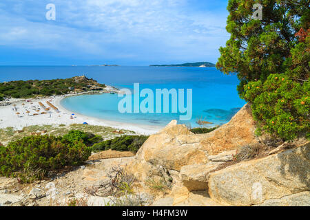 Magnifique baie avec plage de sable de Punta Molentis, Sardaigne, île, Italie Banque D'Images