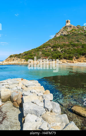 Couple non identifié de personnes se baignant dans la mer d'azur de l'eau sur la plage de Porto Giunco, Sardaigne, île, Italie Banque D'Images