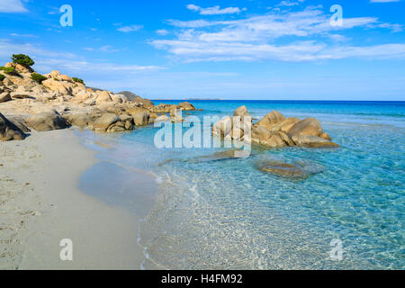 Rochers dans l'eau de mer azure magnifique de Porto Giunco, plage de l'île de la Sardaigne, Italie Banque D'Images