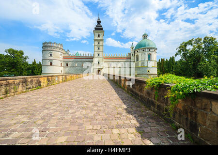 Entrée privée sur un pont à belle Krasiczyn château sur une journée ensoleillée, Pologne Banque D'Images