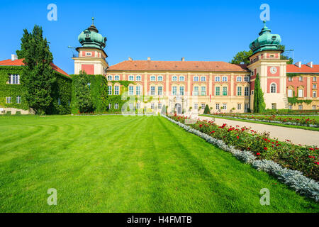 Jardins verdoyants du beau château de Lancut aux beaux jours de l'été, Pologne Banque D'Images