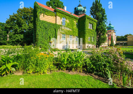 Jardins verdoyants du beau château de Lancut aux beaux jours de l'été, Pologne Banque D'Images