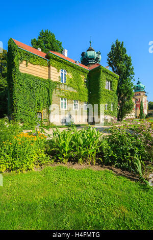 Jardins verdoyants du beau château de Lancut aux beaux jours de l'été, Pologne Banque D'Images