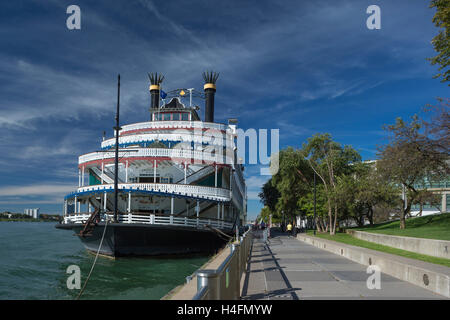 DETROIT PRINCESS RIVERBOAT (© 2004 CROISIÈRES CJC) RIVIÈRE DETROIT MICHIGAN USA DETROIT DOWNTOWN WATERFRONT Banque D'Images