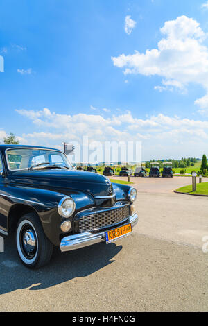 PACZULTOWICE GOLF CLUB, POLOGNE - Aug 9, 2014 : vieille voiture classique noir sur rue dans Paczultowice parcs Golf Club. Voitures anciennes sont populaires pour conduire des personnes pour enrayer la cérémonie. Banque D'Images