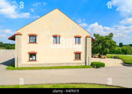 Historique La rue avec restaurant avec chaises et tables sur une terrasse ensoleillée dans Paczultowice village, Pologne Banque D'Images