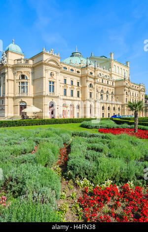 Green Park en face de bâtiment du théâtre Slowackiego à Cracovie, Pologne Banque D'Images