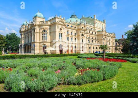 Green Park en face de bâtiment du théâtre Slowackiego à Cracovie, Pologne Banque D'Images