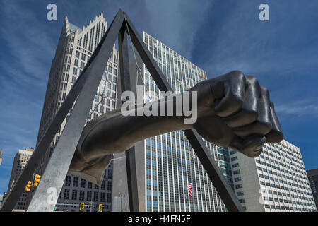 JOE LOUIS LE PREMIER MONUMENT (©ROBERT GRAHAM 1986) HART PLAZA DOWNTOWN DETROIT MICHIGAN USA Banque D'Images