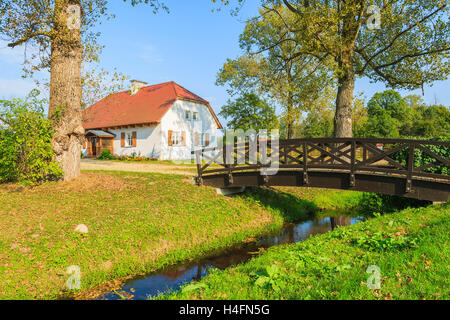 Passerelle en bois plus petite rivière et cottage traditionnel en maison de campagne village Radziejowice, Pologne Banque D'Images