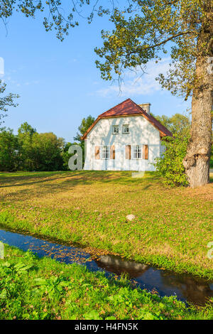 Cottage traditionnel chambre et petite rivière en campagne, village Radziejowice, Pologne Banque D'Images