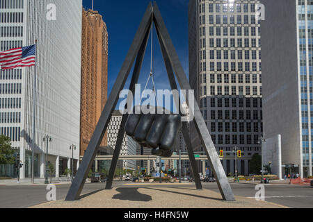 JOE LOUIS LE PREMIER MONUMENT (©ROBERT GRAHAM 1986) HART PLAZA DOWNTOWN DETROIT MICHIGAN USA Banque D'Images