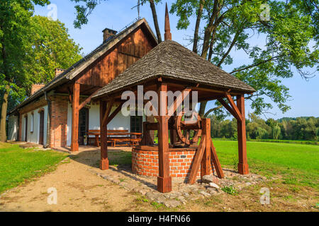 Ainsi l'eau d'une maison rurale traditionnelle dans village Radziejowice aux beaux jours de l'été, Pologne Banque D'Images