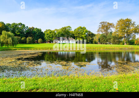 Lac en région rurale de Radziejowice cottage village avec chambre en arrière-plan, Pologne Banque D'Images