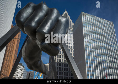 JOE LOUIS LE PREMIER MONUMENT (©ROBERT GRAHAM 1986) HART PLAZA DOWNTOWN DETROIT MICHIGAN USA Banque D'Images